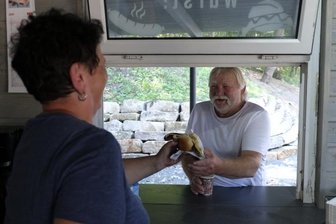 Pächter aus Jocketa übernimmt Grillhäusel in Lengenfeld - Mahlzeit. Verkäuferin Michaela Mehlhorn und Stammkunde Helmut Neubert. Der Irfersgrüner schwört seit über 20 Jahren auf die Thüringer Roster.
