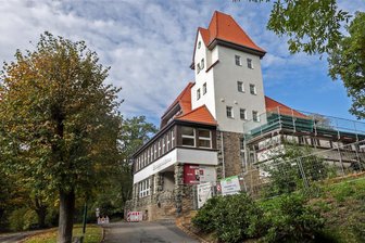 Pächter für Berggasthaus in Hohenstein-Ernstthal gesucht - Von außen zeigt sich das Berggasthaus bereits wieder als lohnendes Ausflugsziel. Derzeit sucht die Stadt einen Pächter. Interessenten können sich bis Ende November bewerben.