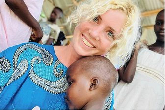 Pädagogin aus Stollberg kündigt Job an Chemnitzer Oberschule und geht für Ehrenamt nach Kenia - Michelle Gräbner mit einem ihrer Schützlinge in Kenia
