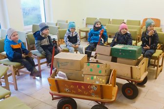 Paketaktion „Kinder helfen Kindern“ in Flöha: Auch die Kita aus der Talstraße ist dabei - Kinder der Kita „Spielhaus Groß und Klein" brachten Pakete zur Adventgemeinde in Flöha.