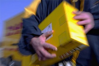 Paketautomat im Postamt im Freiberger Zentrum wird abgebaut - Die Paketbox in der Postbank-Filiale im Freiberger Stadtzentrum ist kaputt. Hier ein Illustrationsfoto von einem Zusteller mit einem Postpaket.