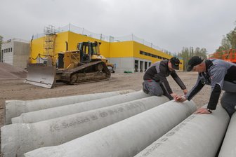 Pakete sollen schneller ankommen: Post baut neue Zustellbasis in Chemnitz - Am Donnerstag war Richtfest der ersten mechanisierten DHL-Zustellbasis in Chemnitz.