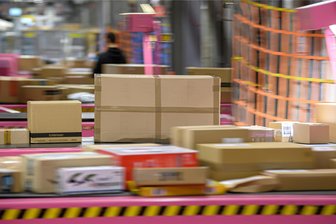 Pakete und Briefe: So kommen Ihre Sendungen noch bis Weihnachten an - In der Vorweihnachtszeit werden in den sächsischen DHL-Paketzentren (im Bild: das Zentrum in Ottendorf-Okrilla) bis zu 500.000 Sendungen am Tag bearbeitet.