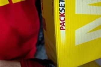 Paketschalter: Weshalb Kunden lange warten - Das Paketaufkommen vor Weihnachten ist in der Regel besonders groß. Zugleich wurden in Plauen jedoch die Öffnungszeiten der Postbank-Filiale reduziert - wegen Personalmangels.