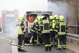 Pakettransporter auf A4 brennt -