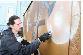 Palast‑Lampen als Kunstwerk in Crimmitschau: „Damit wollen wir Kunst fördern, die auf legale Weise entsteht“ - Der freischaffende Künstler Tobias Förster am Donnerstag bei der Arbeit. Für die Motivfindung besichtigte der Zwickauer das Crimmitschauer Theater und ließ sich inspirieren.