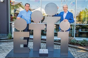 Paletti-Park-Gründer für Lebenswerk geehrt - Eine Skulptur zu Ehren von Paletti-Park-Gründer Christoph Haubold (rechts). Sohn Jens Haubold (links) führt heute die Geschäfte. 