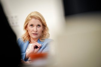 Palla warnt vor "ungesteuertem Wettbewerb" im Fernverkehr - Bahnchefin Evelyn Palla warnt vor den Folgen, die ein härterer Wettbewerb im Fernverkehr auf der Schiene haben könnte. (Archivbild)