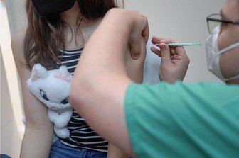 Pandemie-Auswirkung am Amtsgericht Auerbach: Eltern streiten um Coronaimpfung fürs Kind - Wer entscheidet, ob das Kind gegen Covid-19 geimpft wird? Neuerdings landen solche elterlichen Streitfragen auch vor Gericht, wie die Jahresbilanz am Auerbacher Amtsgericht zeigt. Laut Gerichtsdirektorin Inge Bahlmann ist das eine Frage des Sorgerechts.