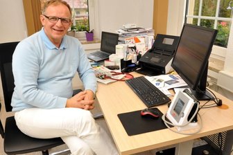 "Pandemie ist wie Krieg" - Dr. Jan Anastassis Skuras (61) ist Internist und Allgemeinmediziner mit Spezialisierungen in Notfallmedizin und Behandlung von Bluthochdruck. Er praktiziert seit 2016 in Lichtenwalde.