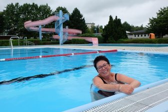 Pandemie und kalter Sommer: Bäder im Erzgebirge ziehen durchwachsene Zwischenbilanz - Brigitte David hatte zuletzt viel Platz im Wasser. Auch bei niedrigen Temperaturen schwimmt sie fast täglich ihre20 Bahnen im Lugauer Freibad. "Es ist schön, dass hier bei jedem Wetter geöffnet ist", sagt sie. 