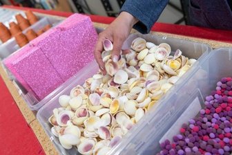 Pandemie zwingt zu neuer Geschäftsidee - Auf der neu geschaffenen "Produktionsstraße" werden die Boxen mit verschiedenen Bastel-Utensilien bestückt. 