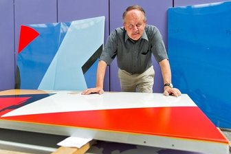 Für U-Bahn-Stationen in Warschau wurden farbenfrohe emaillierte Paneele hergestellt. Andreas Huhn, Geschäftsführer der Omeras GmbH in Lauter, wirft einen letzten Blick auf die Fassadenplatten.