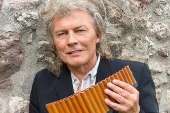 Panflötist spielt nach Mittagessen - Edward Simoni gastiert im Gasthof Dittmannsdorf.