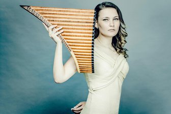 Panflötistin Andreea Chira spielt im König-Albert-Theater in Bad Elster Stück von Morricone - 