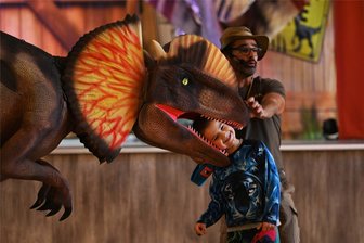 Pangea-Live-Show erweckt die Dinosaurier in Penig wieder zum Leben - Keine Angst vor den Riesen: Auch eine besondere Mutprobe war mithilfe des Rangers möglich.