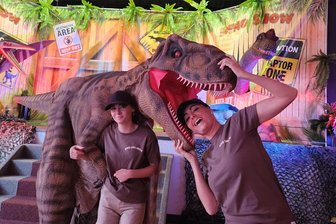 Pangea-Live-Show lässt das Dino-Zeitalter in Lengenfeld lebendig werden - Die Pangea-Live-Show schickt die Besucher auf eine aufregende Reise zu den Giganten der Urzeit.