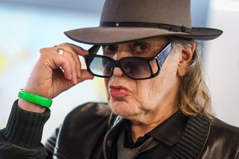 Panikpräsident mit Hut: Warum Udo Lindenberg auch mit 80 noch gebraucht wird - Udo Lindenberg, Panikrocker und Maler, eröffnete Anfang Mai die Ausstellung seiner Werke unter dem Motto: „Keine Panik in Werl – Das Udo Lindenberg Universum.“
