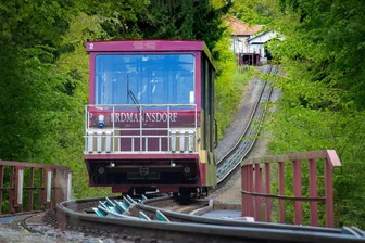 Panne bei der Drahtseilbahn in Augustusburg: „Bahn stoppt plötzlich mit heftigem Ruck“ - Die Drahtseilbahn verbindet seit 1911 Erdmannsdorf und Augustusburg. Am vergangenen Sonntag gab es eine Panne, die zum Ausfall führte und die erst Tags darauf behoben werden konnte.