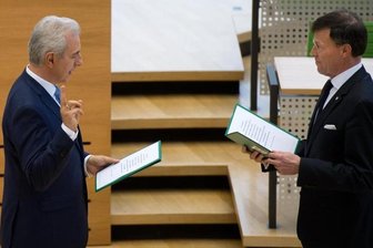 Panne bei Tillichs Amtseid - Tillich (SPD) legte den Amtseid ein zweites Mal ab.