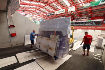 Panne beim Einbau der Flex-Bande in Crimmitschau: Monteure bohren Leitung für Kühlmittel an - Beim Einbau der neuen Flex-Bande im Kunsteisstadion im Sahnpark wurde eine Rohrleitung angebohrt.