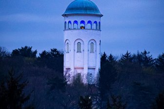 Panne beim Purple Path der Kulturhauptstadt: Wetterleuchten in Burgstädt verschoben - Passend zum „Purple Path“, dem lila Kunst- und Skulpturenweg der Kulturhauptstadt, erstrahlt der Taurasteinturm in Burgstädt in lila.