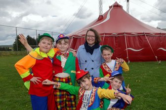 Panne beim Zirkus in Bernsdorf: Erst Tränen, dann Freude pur - Schulleiterin Gabi Fröhlich mit der fünfköpfigen Clownsgruppe. Das Zirkuszelt konnte erst zwei Tage später als geplant auf dem Sportplatz in Bernsdorf aufgebaut werden.