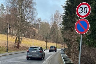 Panne im Rathaus: Glück für Temposünder im Vogtland - Auf der Ascher Straße in Bad Elster wurde die Tempo 30-Zone ausgeweitet.