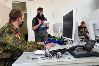 Panne im Rathaus: Weit mehr Corona-Tote in Chemnitz als bislang bekannt - Bei der Nachverfolgung von Kontakten wird die Stadt mittlerweile von Bundeswehrsoldaten unterstützt.