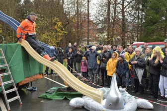 Pannen bei Schanzensanierung in Bad Elster für Narren ein gefundenes Fressen - Bürgermeister Olaf Schlott musste in Bad Elster auf einer Kinderrutsche sein Talent als Skispringer unter Beweis stellen - als Hinweis auf die Widrigkeiten beim Bau der neuen Elsterschanzen.