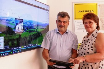 Panoramakamera soll Tourismus ankurbeln - Gemeindemitarbeiterin Manuela Walter und Bürgermeister Sylvio Krause haben sich darum gekümmert, die Amtsberger Panoramakamera mit zahlreichen Informationen zu touristischen Zielen zu "füttern". 