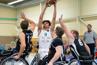 Panther strecken sich vergeblich - Max Chagger (am Ball) war beim Heimauftakt der Zwickauer Rollstuhlbasketballer am Samstag der überragende Spieler.