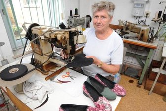 Pantoffelfabrikantin ist Zeitzeugin dreier Jahrhundertfluten - Vor fünf Jahren berichtete Pantoffelfabrikantin Jutta Zimmermann von ihrer Hoffnung auf ein weiteres Schöpfwerk. Das wird es nicht geben. Doch soll nun der Hochwasserscheitel gesenkt werden. 