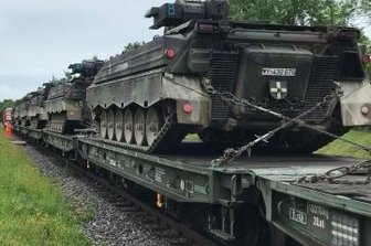 Panzer für Ausbildung verladen - 20 Militärfahrzeuge, darunter18 Panzer, wurden am Mittwoch in Marienberg verladen. 