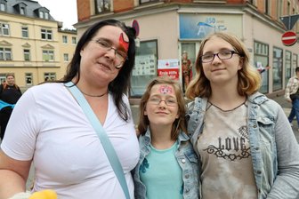 Panzer, Laser, Schlemmermeile: Das sind die Highlights junger Leute auf dem Tag der Sachsen - Nicol Neike und ihre Töchter Leni und Lilly (Mitte) empfehlen, die Fahrgeschäfte auf dem Anton-Günther-Platz keinesfalls zu verpassen.