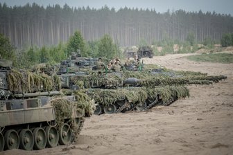 Panzer oder Schwimmhallen?  Diese Frage stellt sich tatsächlich - Parade in Litauen:  Soldaten der Bundeswehr zeigen auf dem Panzer Leopard 2 Fähigkeiten zur Verteidigung.