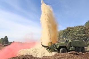 Panzer wirbeln nicht nur Staub auf - Eine sowjetische Militärfräse schoss farbenfrohe Fontänen in den Himmel. 