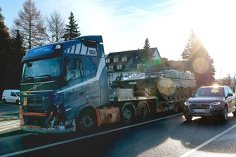 Panzertransport und Auto auf B 174 kollidiert: Zwei Personen nach Unfall im Erzgebirge verletzt - Ein Laster kollidierte am Montagmorgen auf der B 174 an der Heinzebank mit einem Honda.