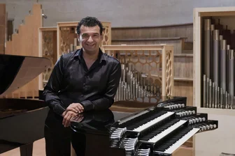 Paolo Oreni: Von der Mailänder Scala nach Mittweida - Paolo Oreni an seiner Wanderer-Orgel in Italien.