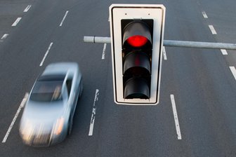 Papa fährt bei Rot - Sohn verpfeift ihn per Notruf -