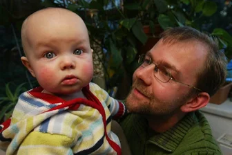 Papa gönnt sich eine Pause mit seinem Baby - 
              <p class="artikelinhalt">Die kleine Johanna aus dem Plauener Ortsteil Straßberg hat ihren Papa Thomas Spranger bald ganz für sich alleine. Der 37-Jährige bleibt für sein Töchterchen ein Jahr zu Hause, während seine Frau Constanze Winter wieder arbeiten geht.</p>
            