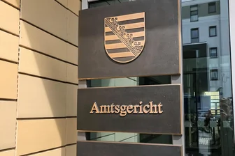 „Papa, mein Papa, wo ist mein Papa?“: Trio raubt Olbernhauer Vater aus, nur einer der Angeklagten erscheint vor Gericht - Der Vater des Mädchens sagte als Zeuge im Amtsgericht Chemnitz aus.