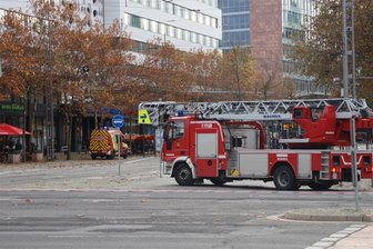 Papier auf Toilette angezündet: Feuerwehr in Chemnitzer Innenstadt gerufen - Drei Löschfahrzeuge rückten am Mittag zur Straße der Nationen an.