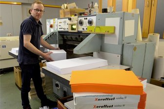 Papier und Pappe sind bei vogtländischen Firmen rar: "So etwas gab es noch nie" - Fürs Papier müssen Unternehmen wie Concepcion Seidel (im Bild Jan Seidel an der Schneidemaschine) deutlich mehr bezahlen. Für Großaufträge muss monatelang vorbestellt werden.