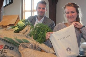 Papier und Stoff statt Plastik - Ralf Schulze und Grünen-Stadträtin Meike Roden präsentieren die neuen Öko-Taschen fürs Wasserschloss Klaffenbach.
