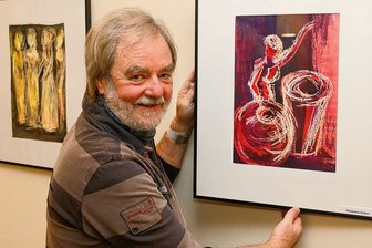 Zirkelleiter Aribert Hönemann mit einer eigenen Arbeit. Die Technik der Papierbatik hat er einst in der Filmfabrik Wolfen kennengelernt.