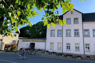 Papiercontainer am Edeka in Gersdorf brennt: Feuer beschädigt auch einen Teil der Fassade - Die Feuerwehr war am Dienstagnachmittag am Edeka-Markt in Gersdorf im Einsatz.