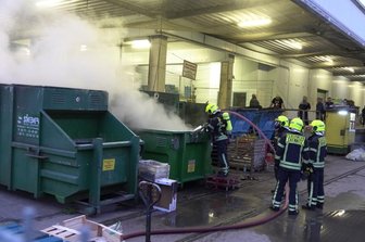 Papiercontainer brennt am frühen Morgen - 