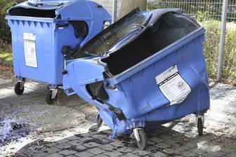 Papiercontainer in Brand gesteckt - Zeugen gesucht - Zwei Papiercontainer brannten am Samstagabend hinter dem Medienhaus an der Carolastraße.