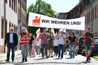Papierfabrik Penig: Regierungschef Kretschmer muss sich einschalten - Nach der Kundgebung vor der Papierfabrik in Penig zogen hunderte Menschen unter lautstarkem Protest zum Marktplatz.